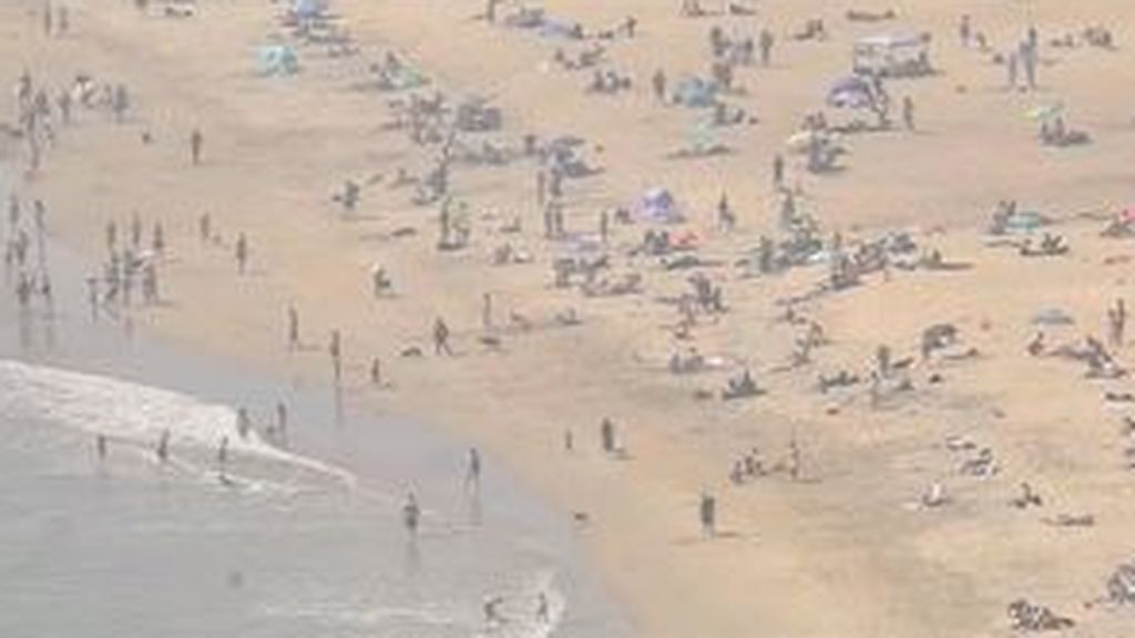 Los estadounidenses llenan las playas de California en plena pandemia por el coronavirus
