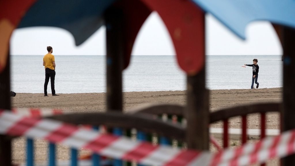 Alivio en el confinamiento por coronavirus: los niños vuelven a la calle tras mas de 40 días encerrados