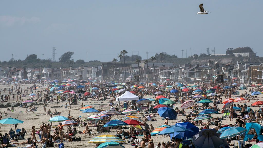 Las playas de California abarrotadas