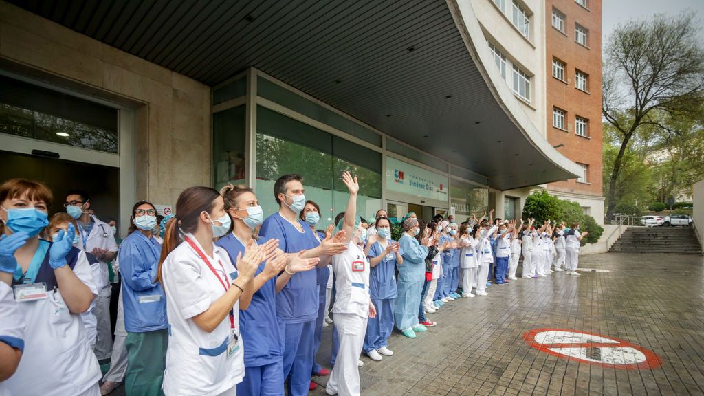 Personal sanitario aplaude en las inmediaciones de la Fundación Jiménez Díaz