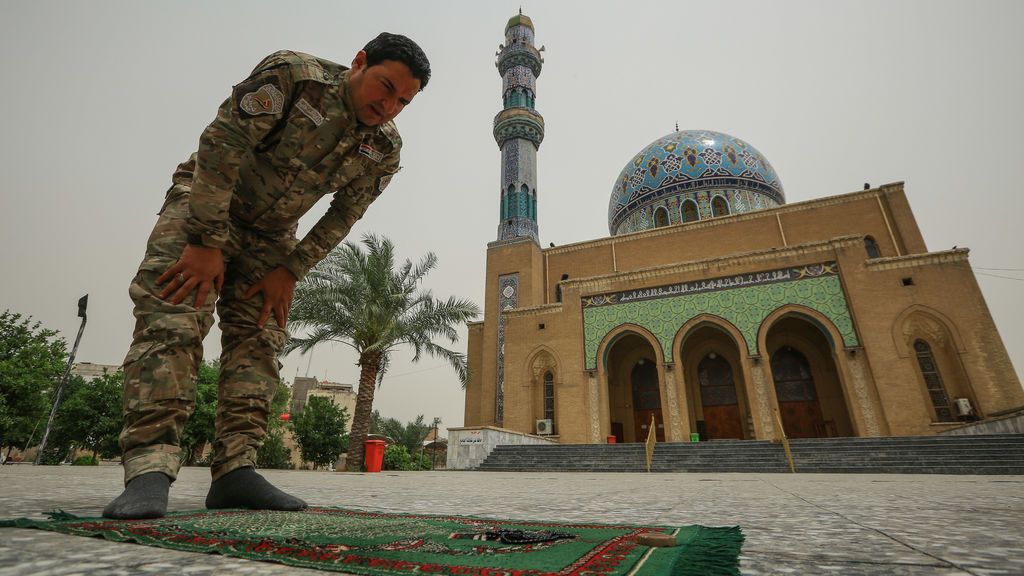 EuropaPress_2907559_25_april_2020_iraq_baghdad_an_army_soldier_prays_outside_the_17th_of