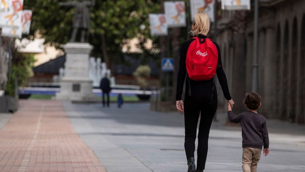 Alivio en el confinamiento por coronavirus: los niños vuelven a la calle tras mas de 40 días encerrados