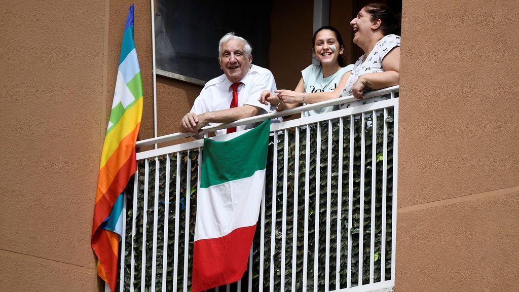 Banderas italianas en los balcones