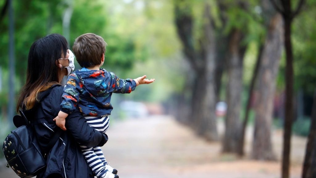 Alivio en el confinamiento por coronavirus: los niños vuelven a la calle tras mas de 40 días encerrados