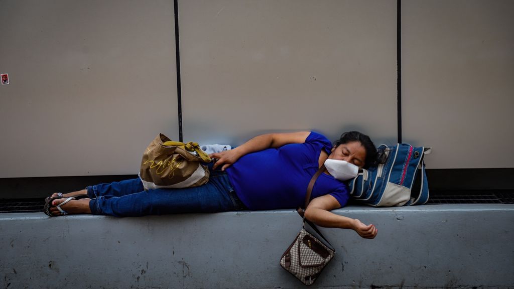 Una mujer descansa en un hospital de México