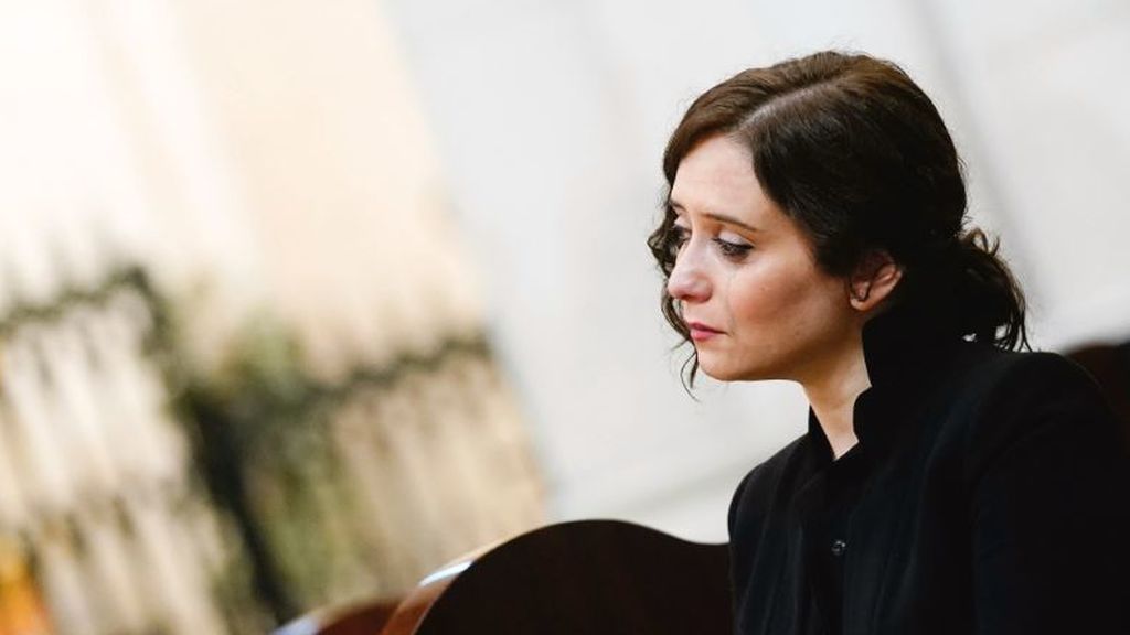 Díaz Ayuso llora en la misa de La Almudena por las víctimas del coronavirus Díaz Ayuso llora en la misa de La Almudena por las víctimas del coronavirus