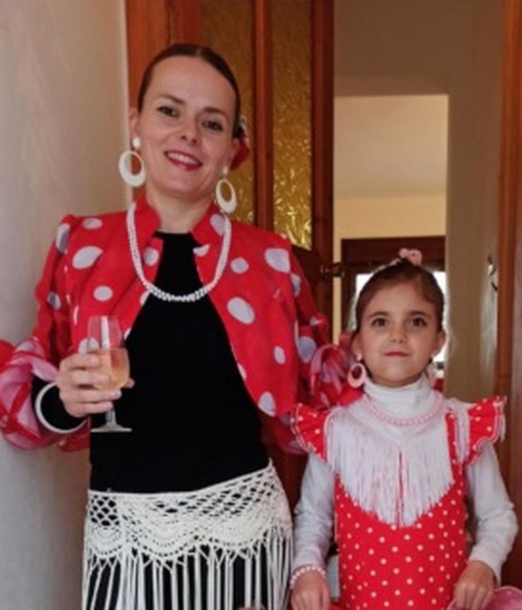 Una madre y su hija ataviadas para la feria