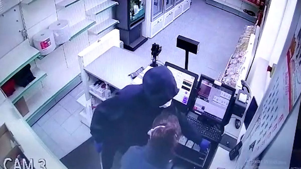 Detienen a tres ladrones que atracaban panaderías y supermercados con un cuchillo jamonero