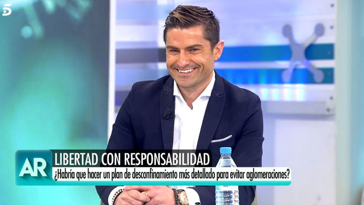 El "pobre" Alfonso Merlos da la cara con Ana Rosa: "¿Tú guardas la distancia de seguridad?" El "pobre" Alfonso Merlos da la cara con Ana Rosa: "¿Tú guardas la distancia de seguridad?"