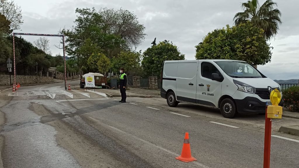 Arco desinfectante y control a la entrada de Zahara de la Sierra