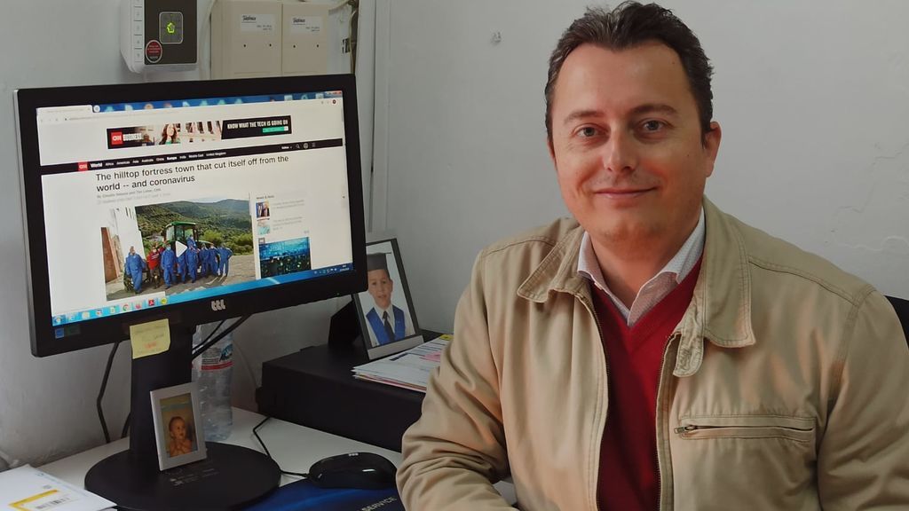 El alcalde de Zahara de la Sierra con la información de CNN sobre el pueblo