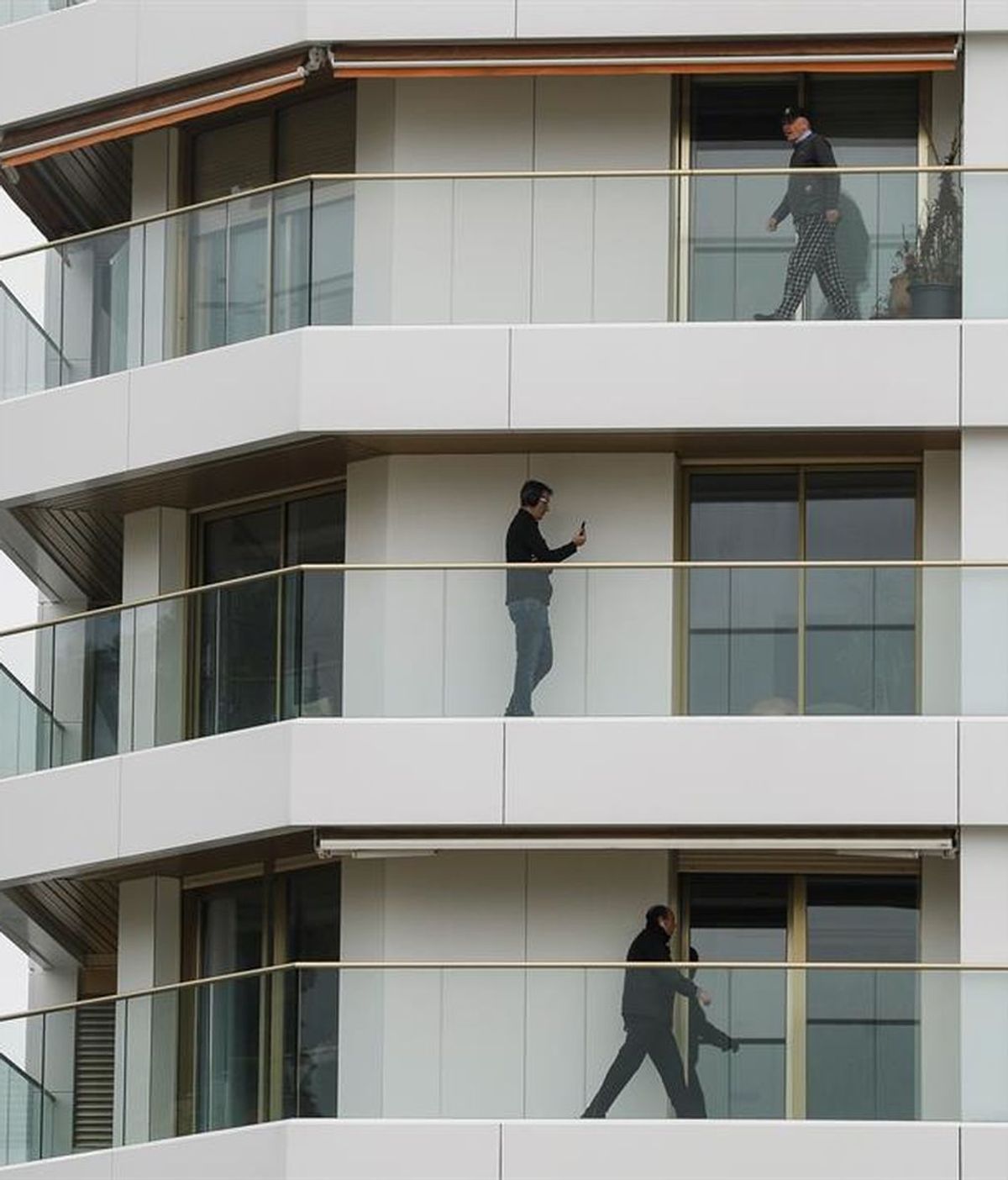 Tres hombres caminan por sus terrazas en San Sebastián