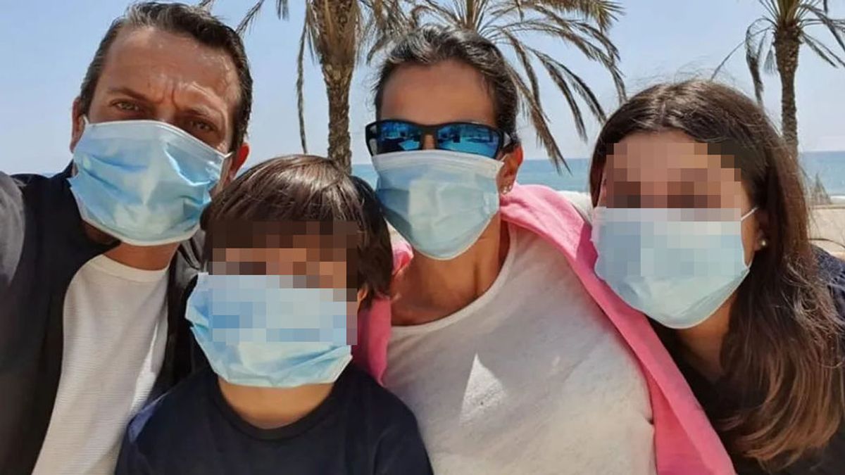 Una concejal de San Juan de Alicante se va a pasear a la playa con su marido y sus hijos