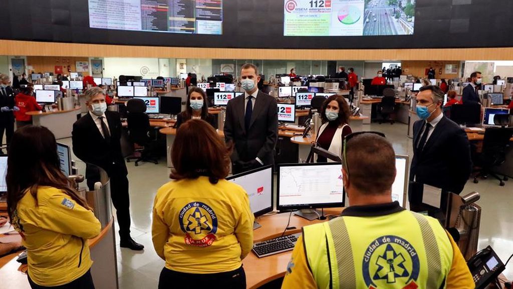 Los reyes visitan la sede de los servicio 112 en Madrid