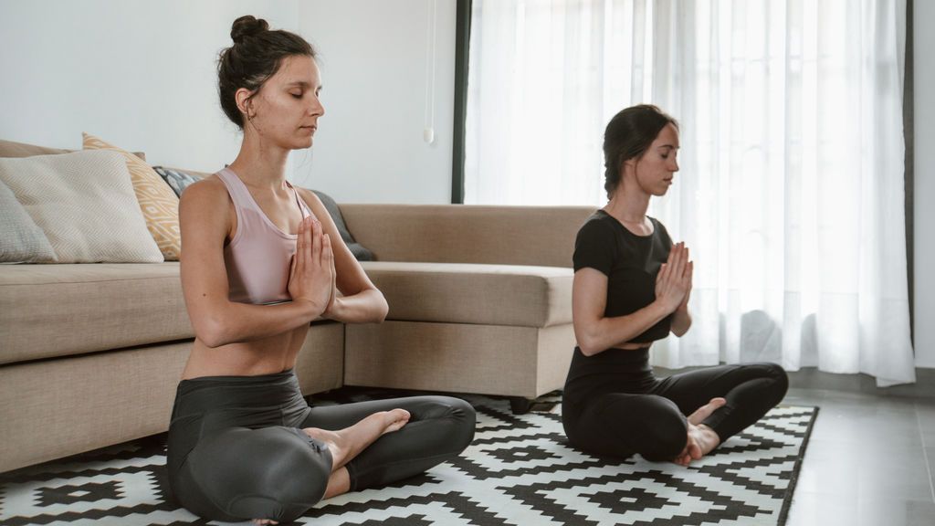 El yoga, la actividad de moda para combatir el miedo en el confinamiento El yoga, la actividad de moda para combatir el miedo en el confinamiento