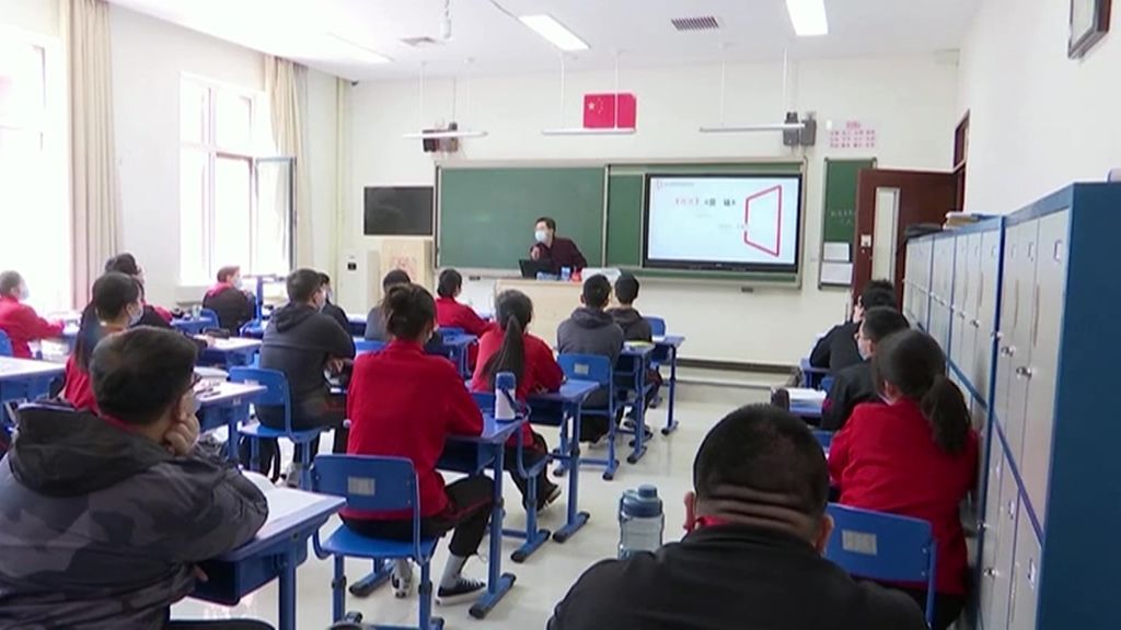 Vuelta al cole con mascarilla en los colegios chinos