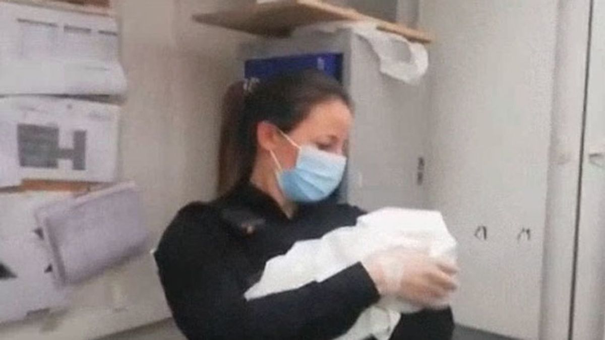Una mujer encuentra a un niño de días en una bolsa dentro del carro de un hipermercado en Ávila