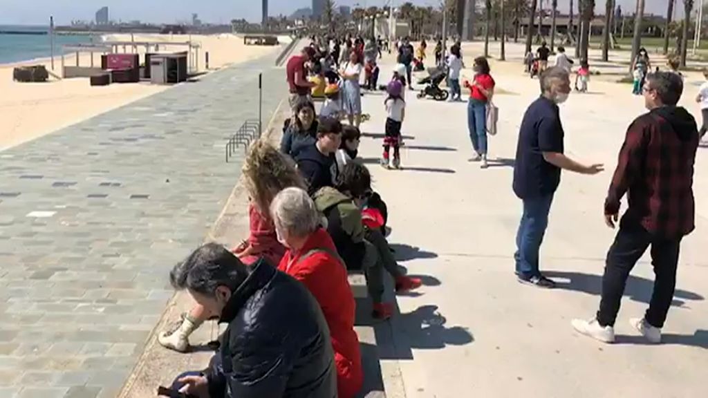 Aglomeraciones en playas y parques durante el primer paseo tras el confinamiento