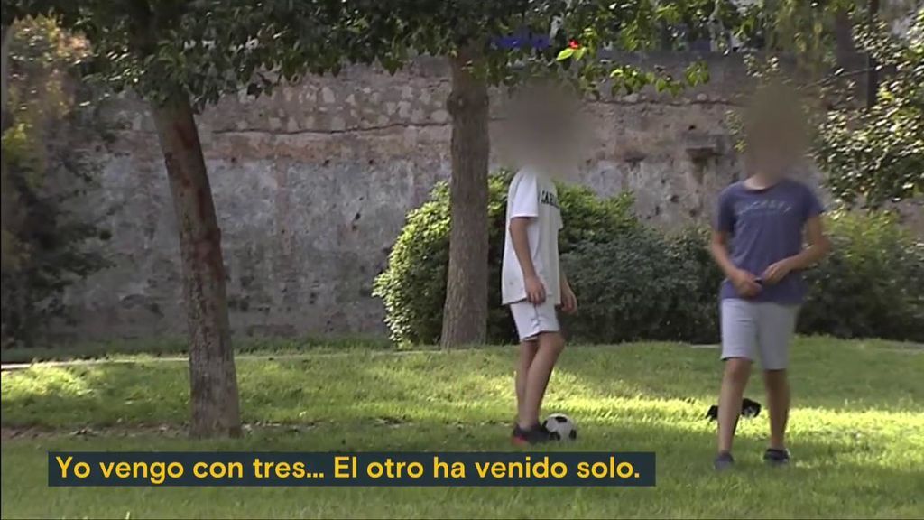 Unos niños juegan en un parque en el desconfinamiento.