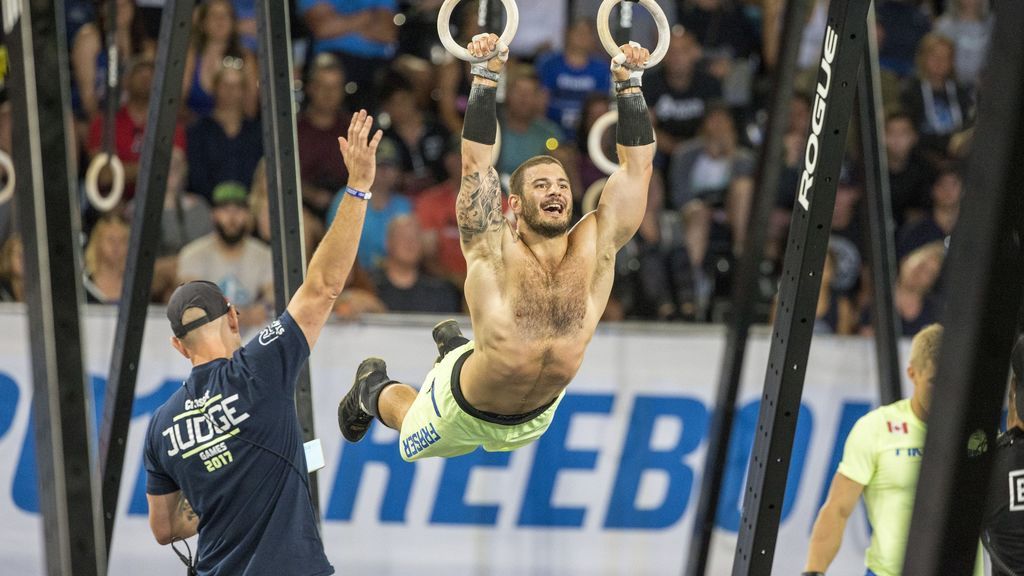 Mathew Fraser realizando una prueba de anillas en los Crossfit Games