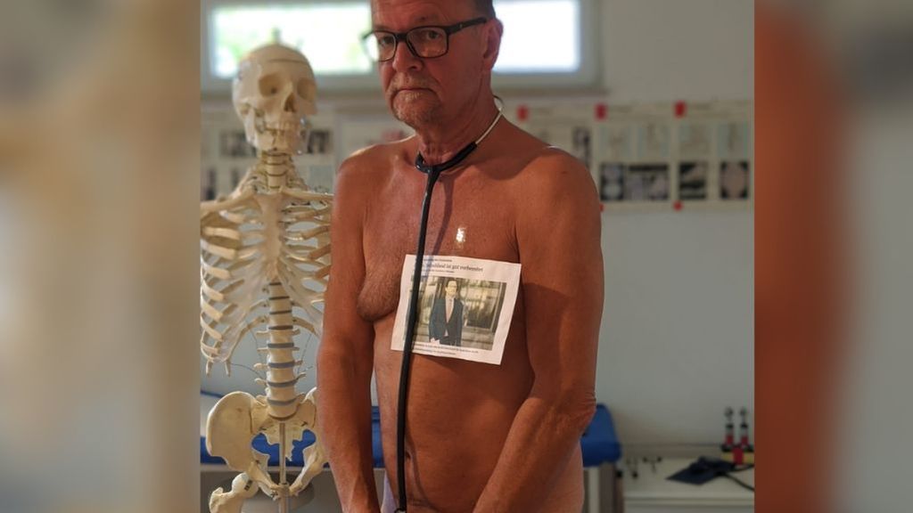 El 'Full Monty' de los sanitarios alemanes por la falta de trajes de protección El 'Full Monty' de los sanitarios alemanes por la falta de trajes de protección