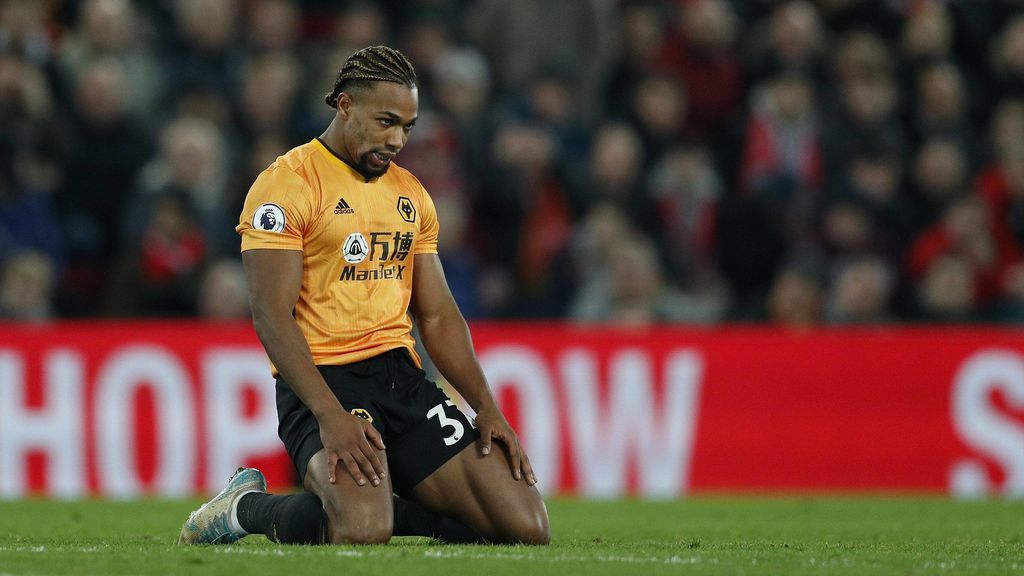 Adama Traoré jugando un partido de los Wolves en la Premier League