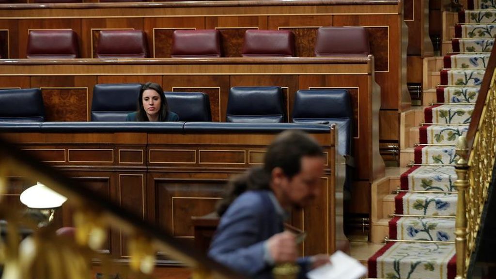 Iglesias se dirige a la tribuna mientras Irene Montero ocupa el banco azul Iglesias se dirige a la tribuna mientras Irene Montero ocupa el banco azul