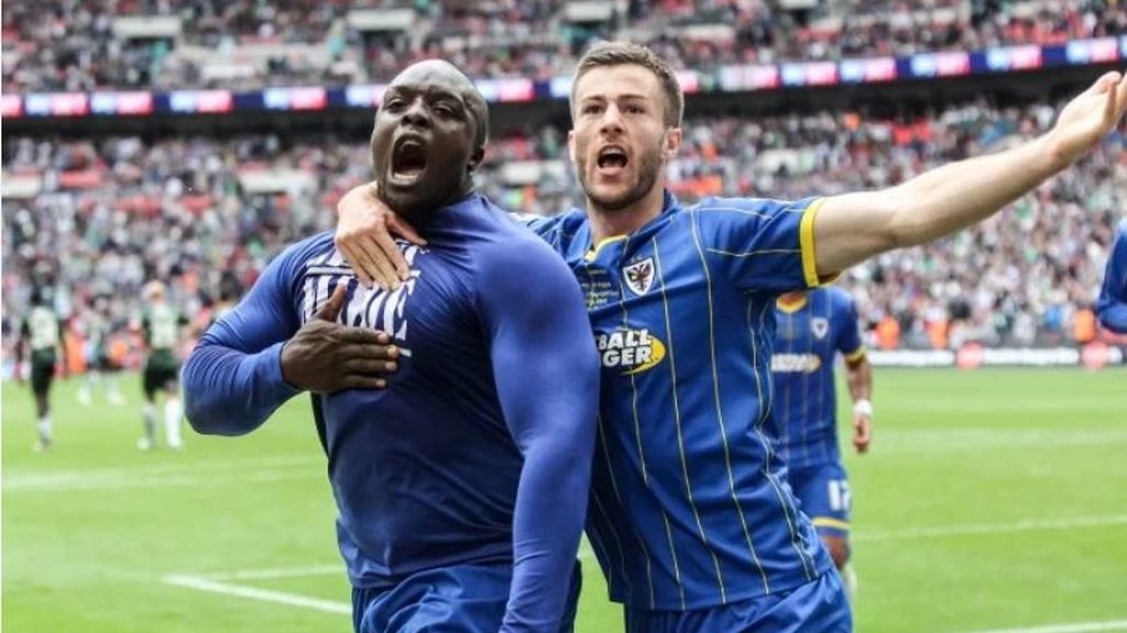 Akinfewa celebrando un gol durante un partido de los Wycombe Wanderers