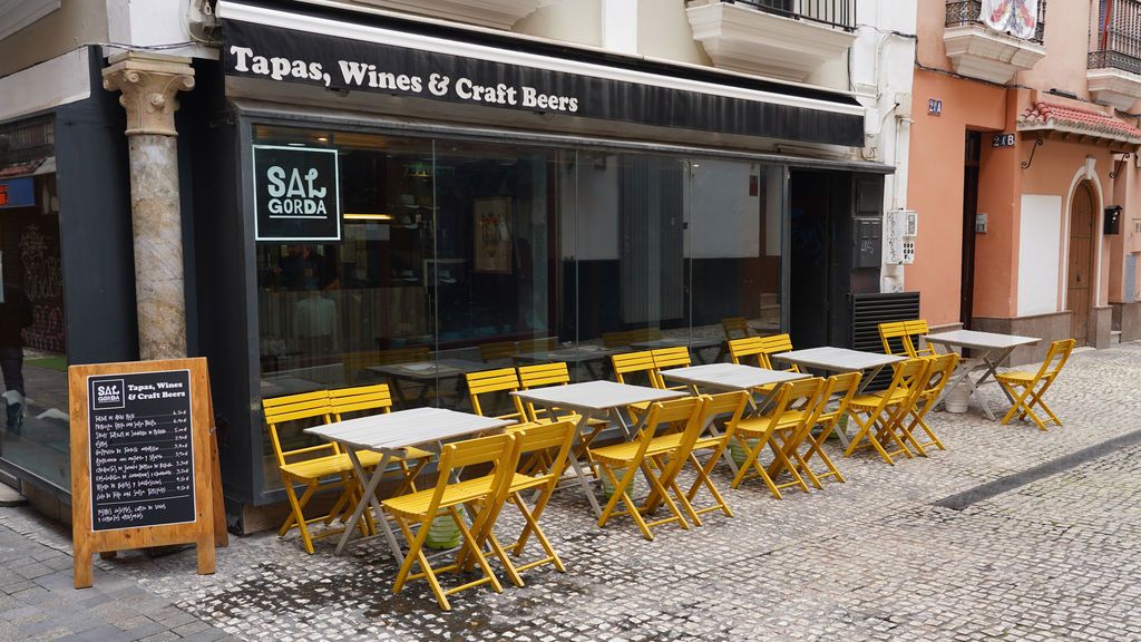 Los hosteleros españoles ven inviable abrir al 30% de su capacidad: “Con tres mesas en el bar no tenemos ni para pagar la luz” Los hosteleros españoles ven inviable abrir al 30% de su capacidad: “Con tres mesas en el bar no tenemos ni para pagar la luz”
