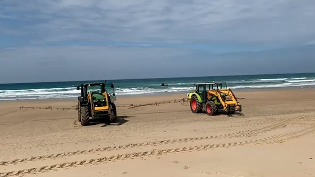 Los tractores de fumigación en la playa