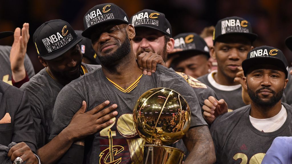 LeBron, tras ganar un título de la NBA. LeBron, tras ganar un título de la NBA.
