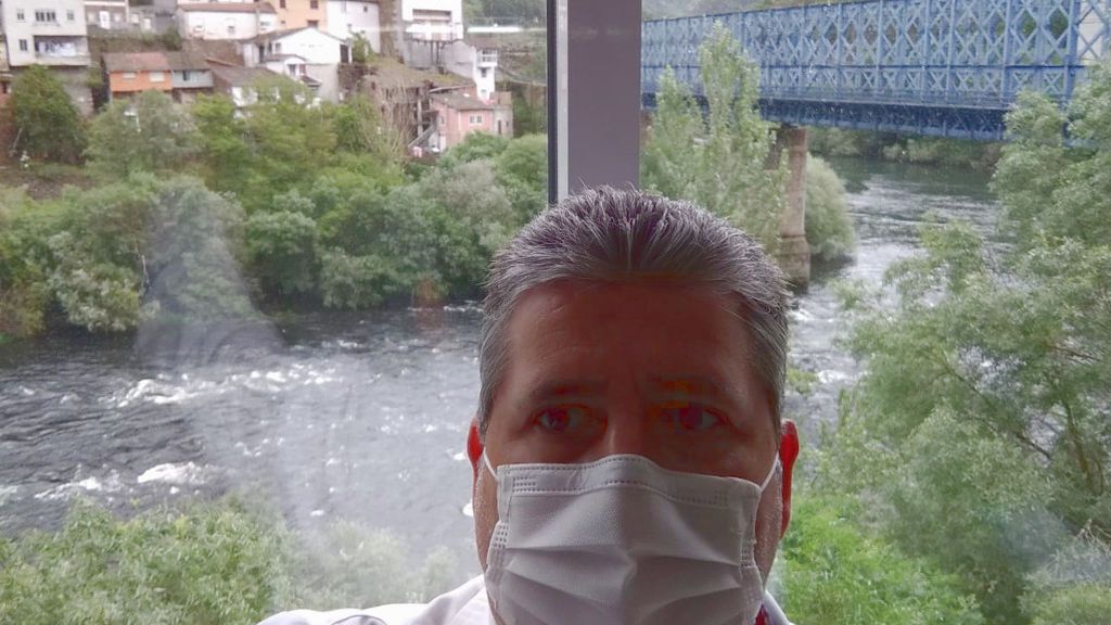 Desde la ventana de su farmacia, en Ourense, Mario ve Lugo