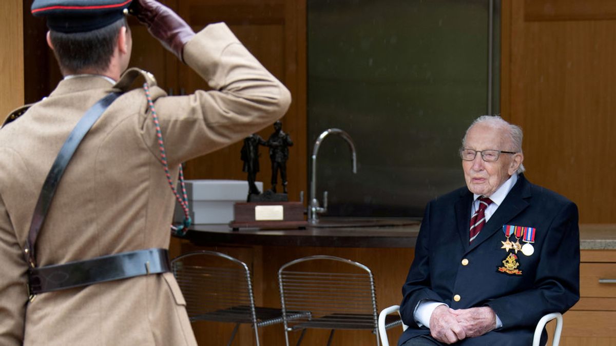 El coronel Tom Moore cumple hoy 100 años aclamado con un héroe por su colecta contra el coronavirus