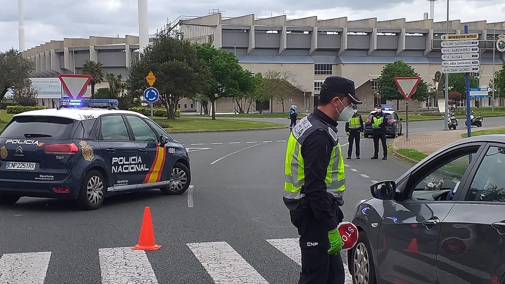 Descubren a una joven y un bebé viajando en el maletero de un coche Descubren a una joven y un bebé viajando en el maletero de un coche