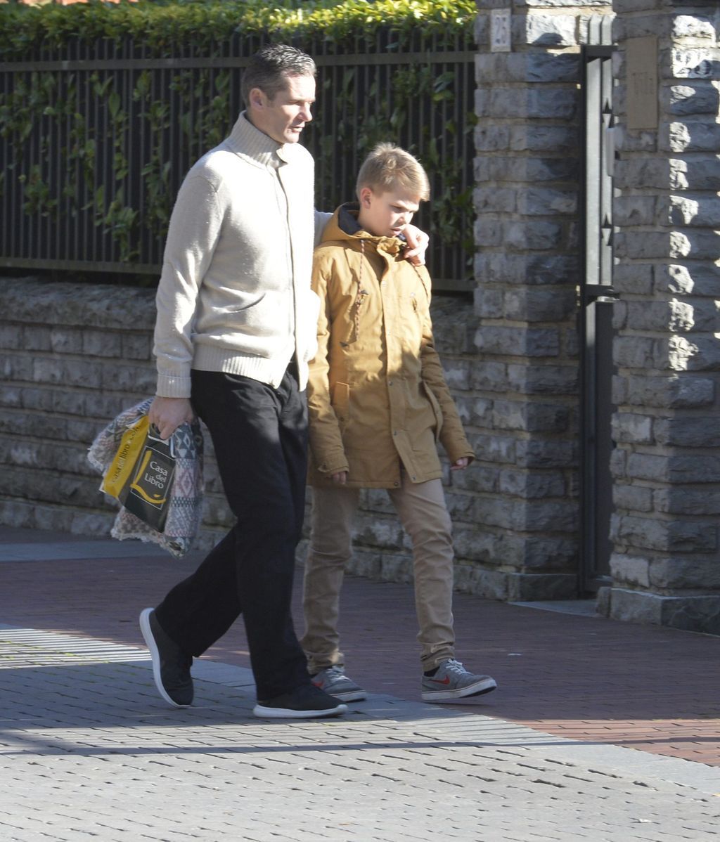 Miguel Urdangarín, de paseo con su padre por Vitoria