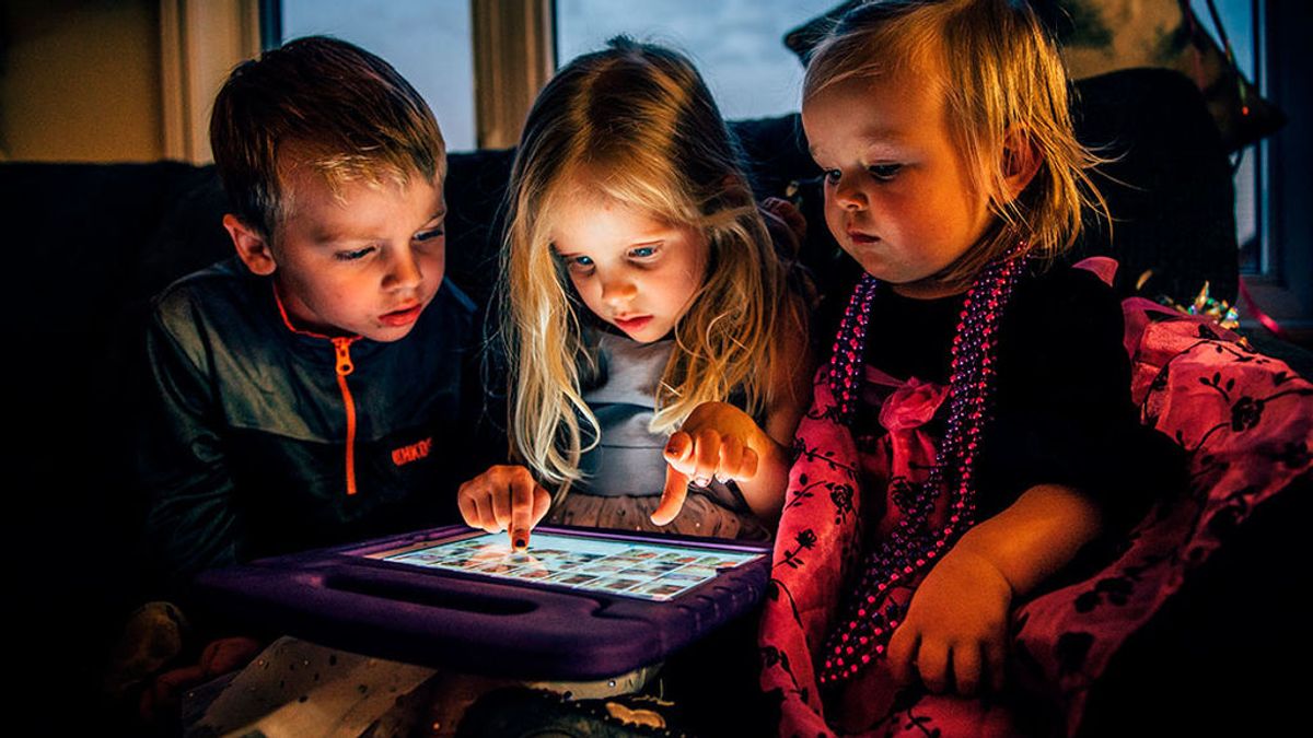 Pasar tiempo 'offline' con nuestros hijos: una de las claves para prevenir la adicción a las pantallas Pasar tiempo 'offline' con nuestros hijos: una de las claves para prevenir la adicción a las pantallas