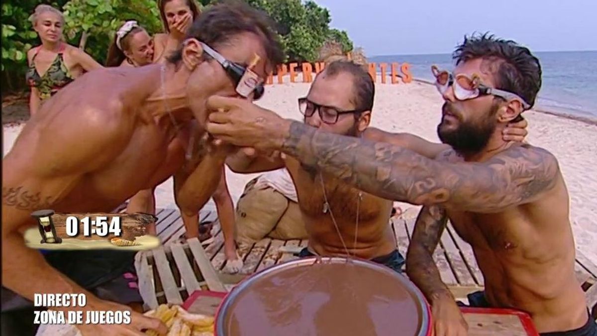 Hugo, Barranco y Avilés disfrutan de una gigantesca y pringosa ración de churros con chocolate tras ganar el juego de recompensa
