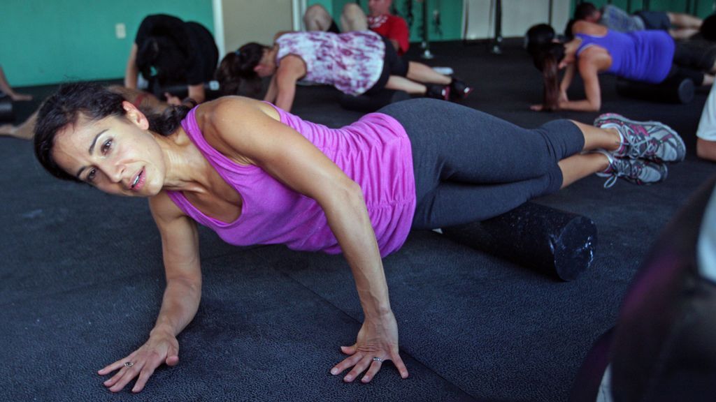 persona durante una clase de crossfit