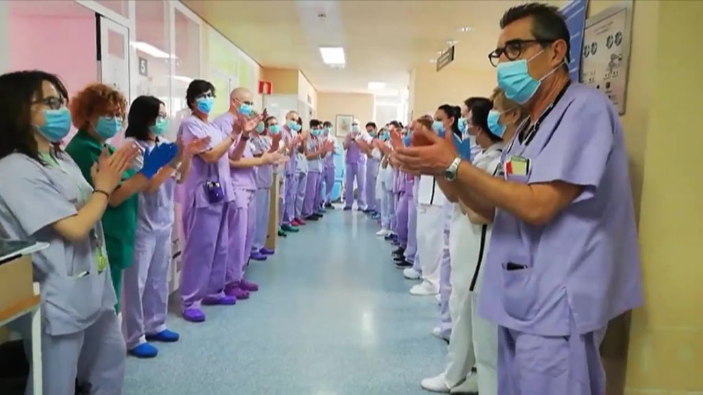 Las sanitarios de las UCI aplauden a sus compañeros en hospitales de toda España