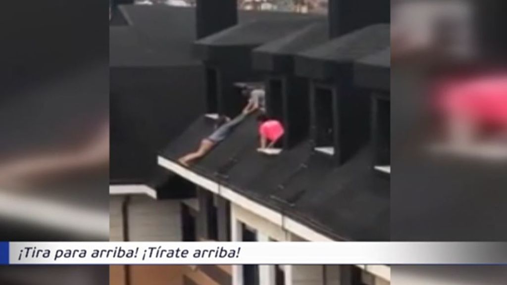 Salvan a una mujer a punto de caerse de un tejado en Oviedo