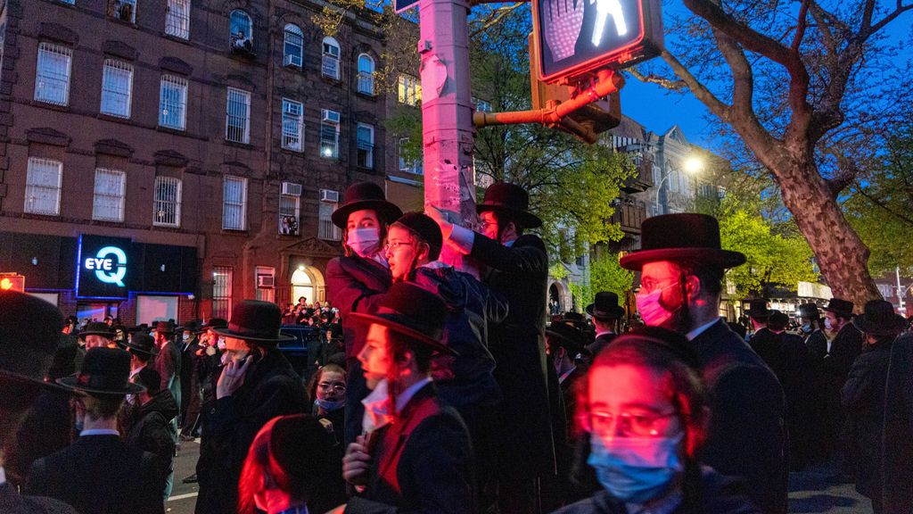 Alcalde de N.York dispersa multitudinario funeral de rabino ultraortodoxo Alcalde de N.York dispersa multitudinario funeral de rabino ultraortodoxo
