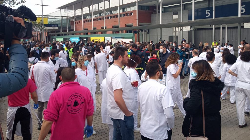 Delegación de Gobierno investigará si se vulneró el distanciamiento social en la clausura del hospital de IFEMA Delegación de Gobierno investigará si se vulneró el distanciamiento social en la clausura del hospital de IFEMA