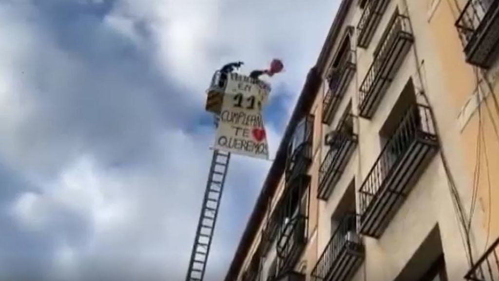Emotivo homenaje a Inocencia, la mujer más longeva de Madrid que cumple 110 años desde el balcón de su casa