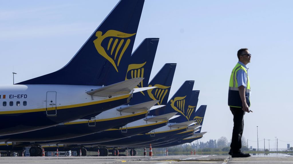 Ryanair readmite a los trabajadores de Canarias y Girona a los que despidió en un ERE y les aplica un ERTE Ryanair readmite a los trabajadores de Canarias y Girona a los que despidió en un ERE y les aplica un ERTE