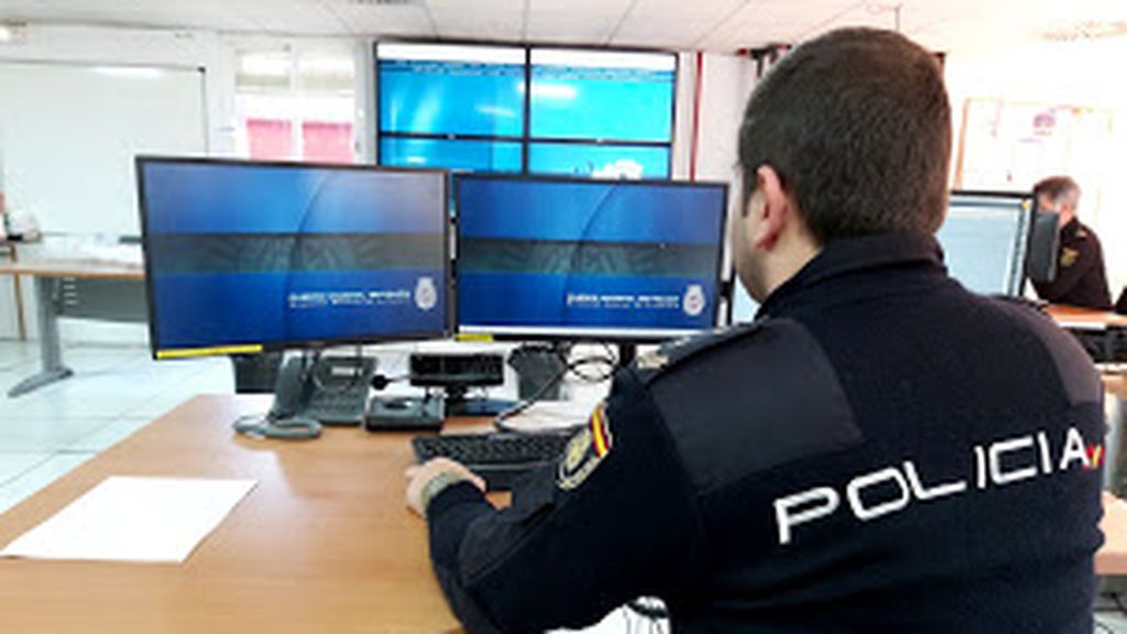 La Policía Nacional detiene en San Juan de Aznalfarache a dos personas por simular ser víctimas del robo de 350. 000 mascarillas La Policía Nacional detiene en San Juan de Aznalfarache a dos personas por simular ser víctimas del robo de 350. 000 mascarillas