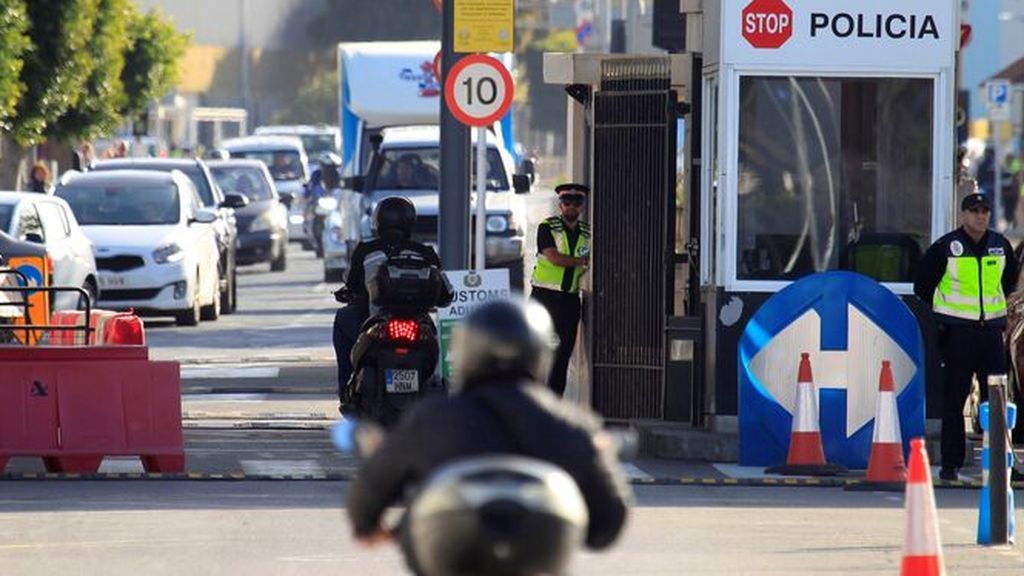 Unos 9.000 trabajadores del Campo de Gibraltar vuelven a trabajar mañana en los pequeños comercios y peluquerías del Peñón tras la desescalada Unos 9.000 trabajadores del Campo de Gibraltar vuelven a trabajar mañana en los pequeños comercios y peluquerías del Peñón tras la desescalada