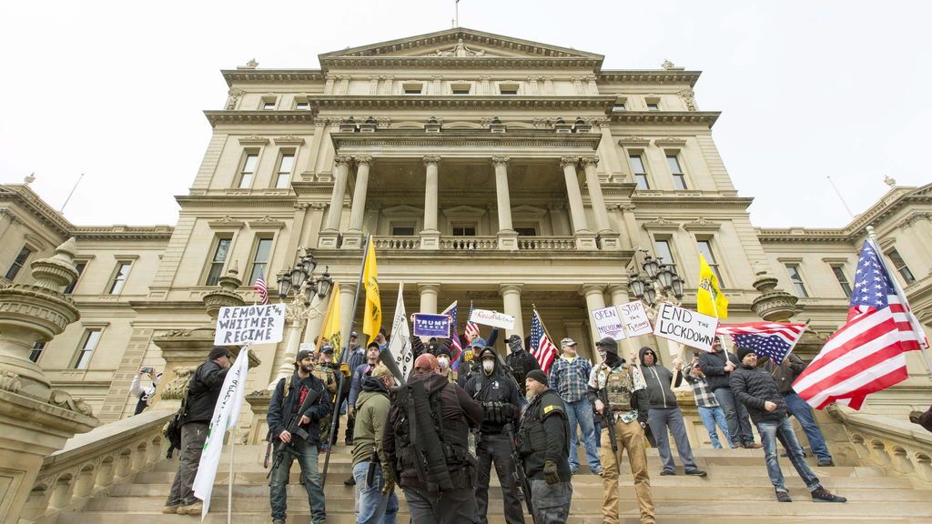 Manifestantes armados protestan en Capitolio en Michigan contra confinamiento