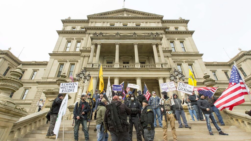 Manifestantes armados protestan en el Capitolio de Michigan contra el confinamiento