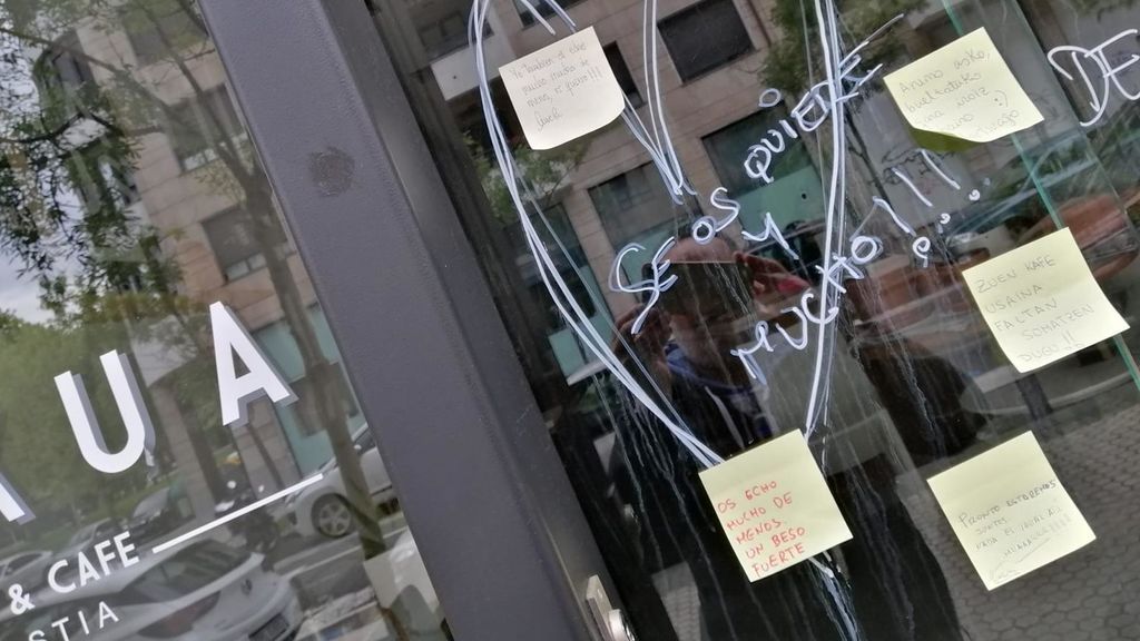 Inagen de los post-it aparecidos en la fachada del café Inagen de los post-it aparecidos en la fachada del café