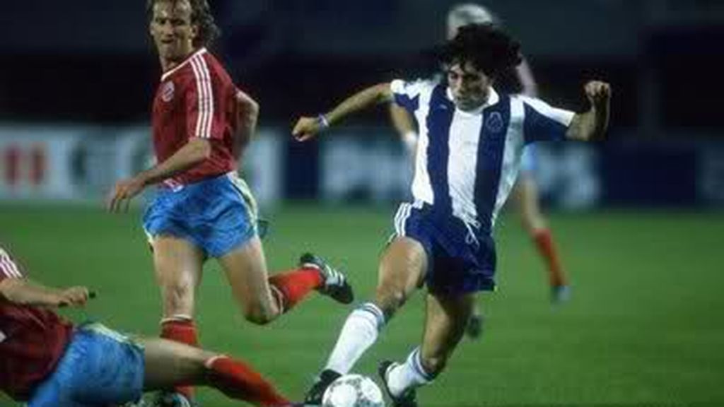 Paolo Futre jugando un partido con la camiseta de Oporto ante el Bayern
